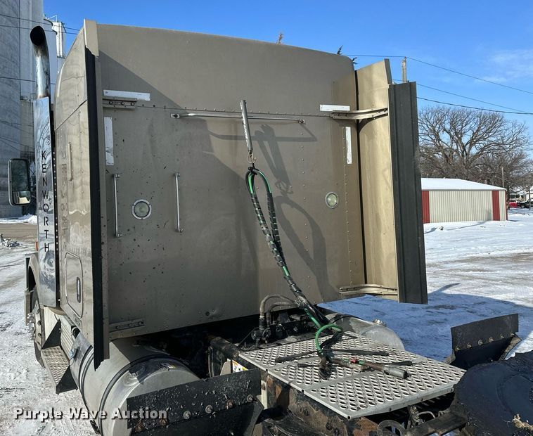 image for item NS9165 2014 Kenworth  T800 semi truck