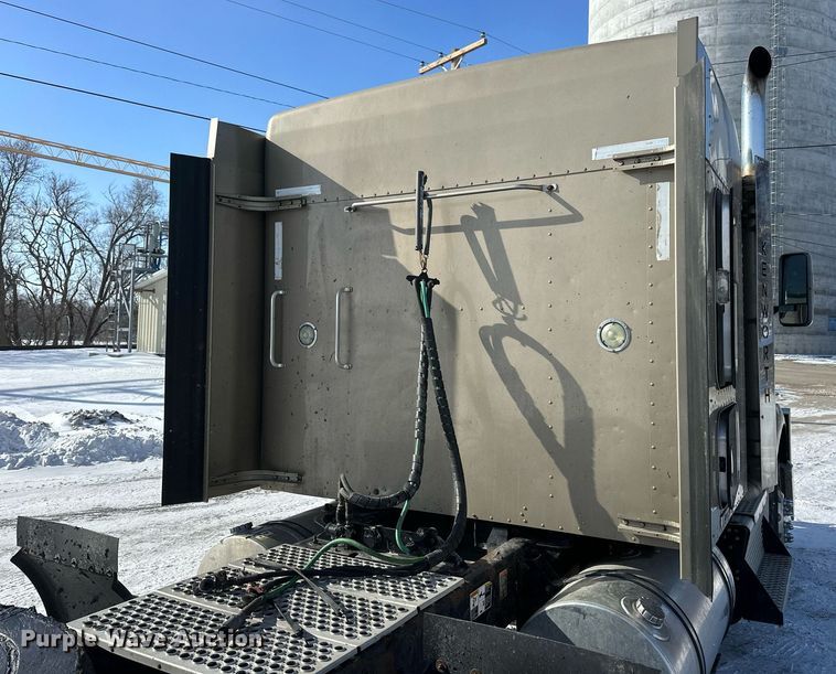 image for item NS9165 2014 Kenworth  T800 semi truck