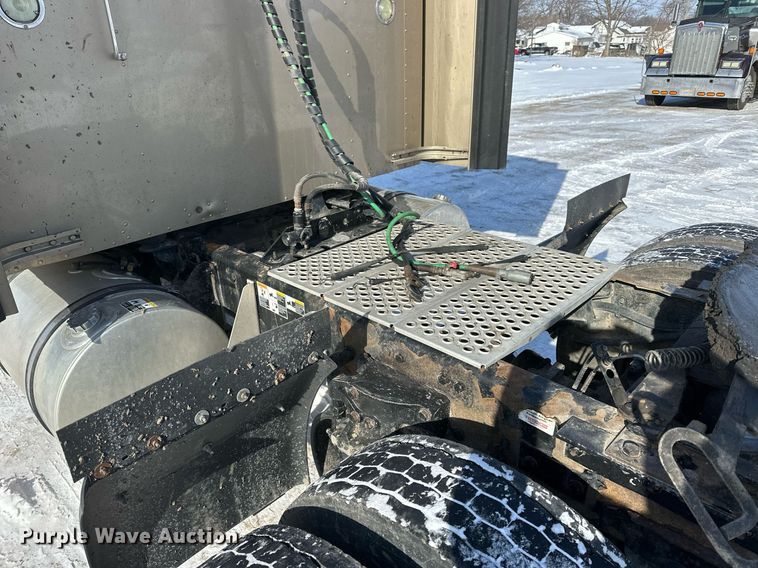 image for item NS9165 2014 Kenworth  T800 semi truck