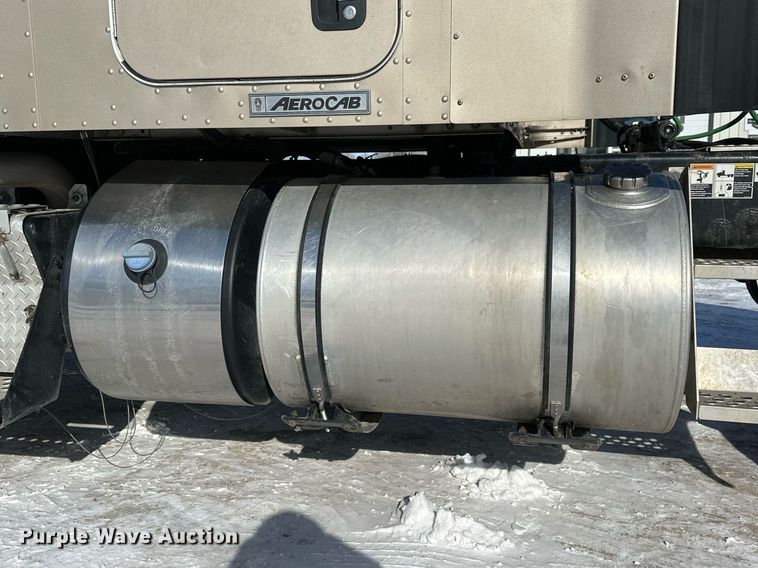 image for item NS9165 2014 Kenworth  T800 semi truck