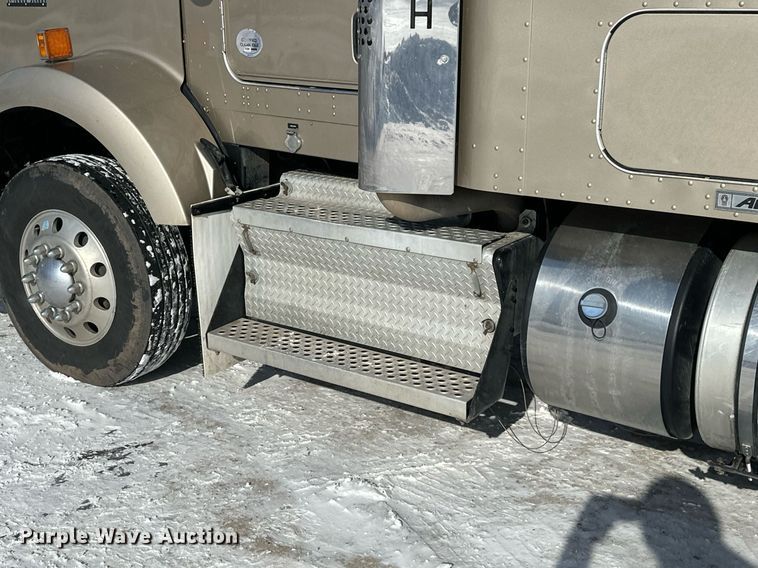 image for item NS9165 2014 Kenworth  T800 semi truck