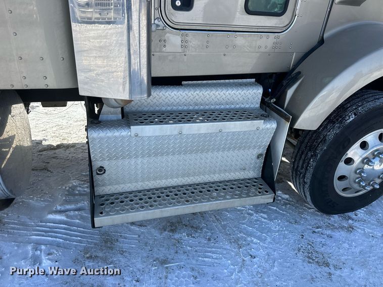 image for item NS9165 2014 Kenworth  T800 semi truck