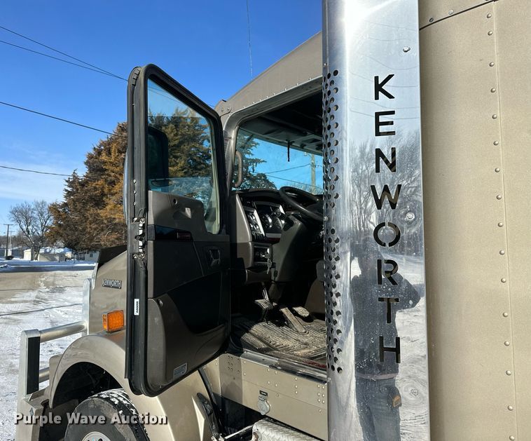 image for item NS9165 2014 Kenworth  T800 semi truck