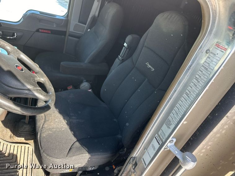 image for item NS9165 2014 Kenworth  T800 semi truck