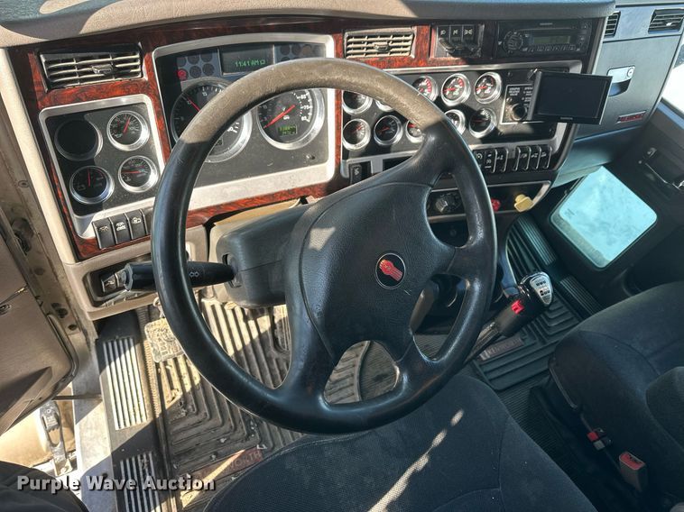 image for item NS9165 2014 Kenworth  T800 semi truck