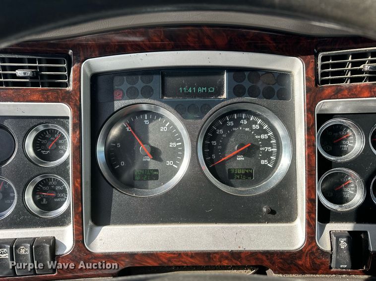 image for item NS9165 2014 Kenworth  T800 semi truck