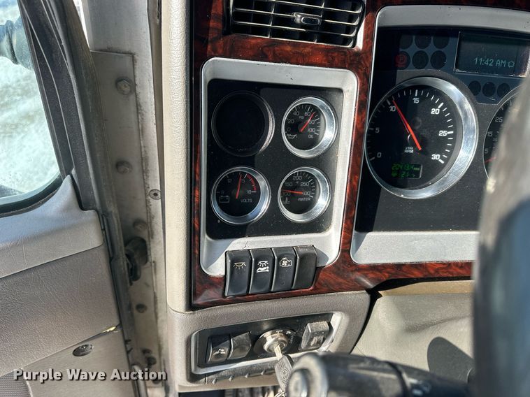 image for item NS9165 2014 Kenworth  T800 semi truck