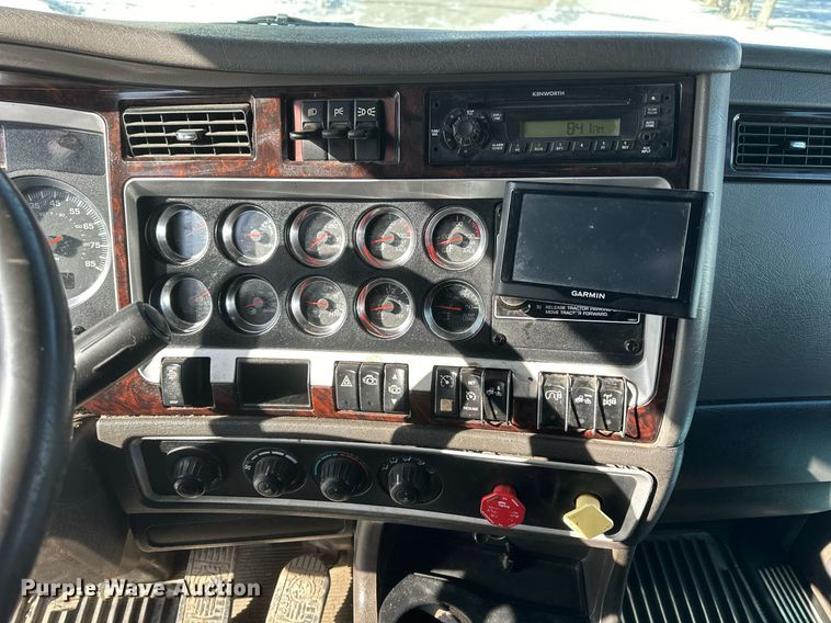 image for item NS9165 2014 Kenworth  T800 semi truck