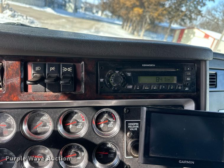 image for item NS9165 2014 Kenworth  T800 semi truck