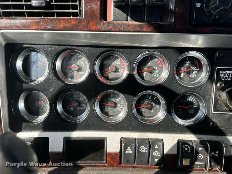 image for item NS9165 2014 Kenworth  T800 semi truck