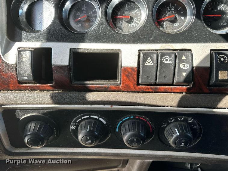 image for item NS9165 2014 Kenworth  T800 semi truck