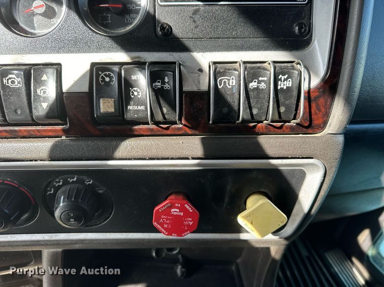 image for item NS9165 2014 Kenworth  T800 semi truck