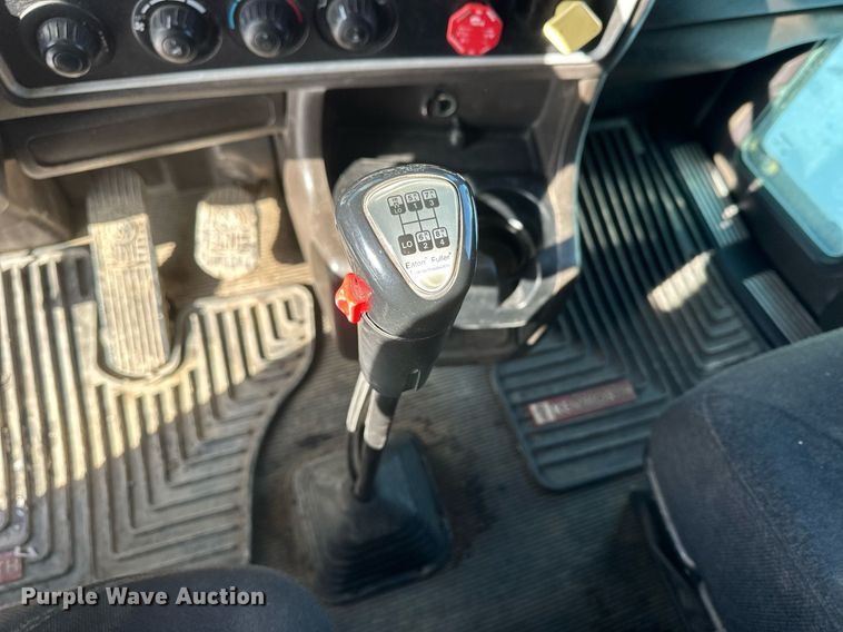 image for item NS9165 2014 Kenworth  T800 semi truck