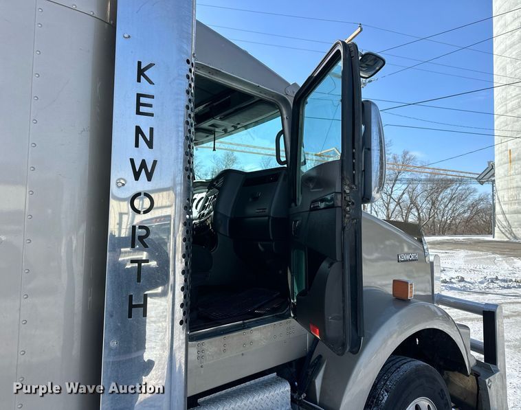 image for item NS9165 2014 Kenworth  T800 semi truck