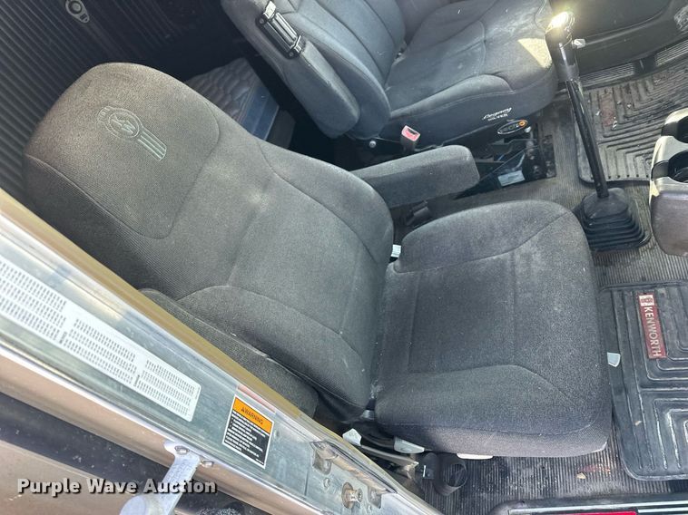 image for item NS9165 2014 Kenworth  T800 semi truck