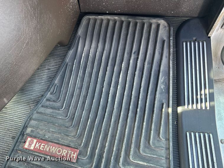 image for item NS9165 2014 Kenworth  T800 semi truck