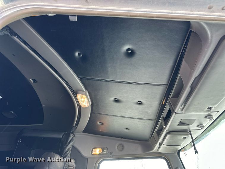 image for item NS9165 2014 Kenworth  T800 semi truck