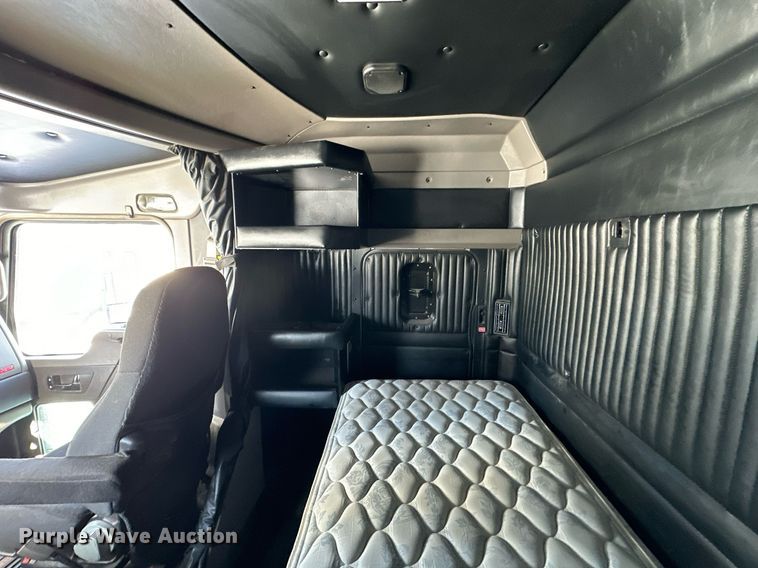 image for item NS9165 2014 Kenworth  T800 semi truck