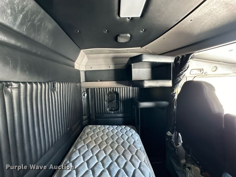 image for item NS9165 2014 Kenworth  T800 semi truck