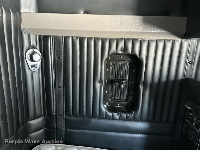 image for item NS9165 2014 Kenworth  T800 semi truck