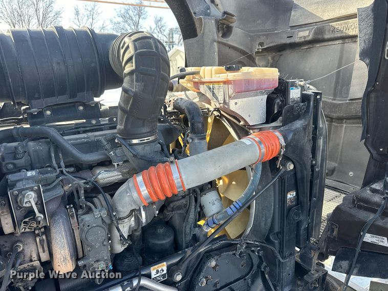 image for item NS9165 2014 Kenworth  T800 semi truck