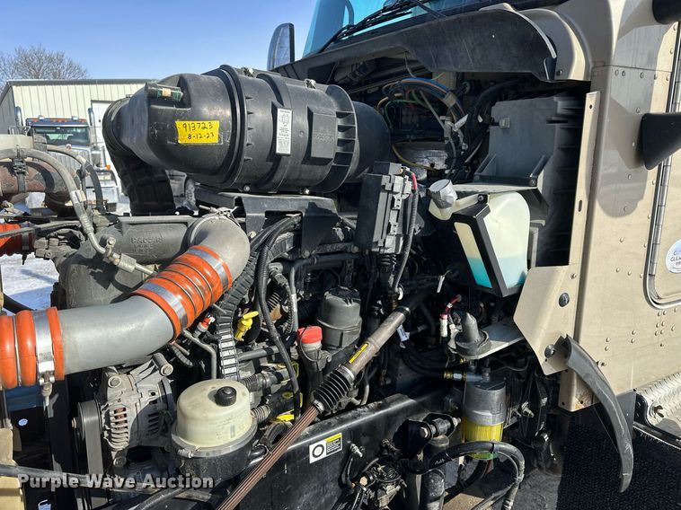 image for item NS9165 2014 Kenworth  T800 semi truck