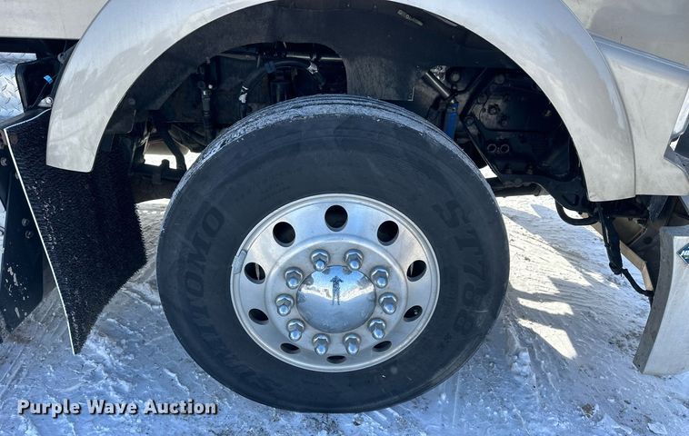 image for item NS9165 2014 Kenworth  T800 semi truck