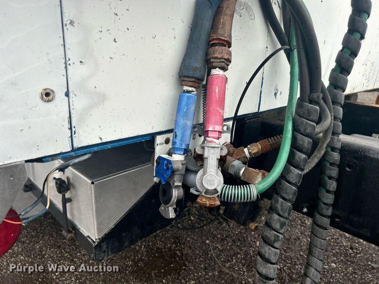 image for item OI9508 1994 Freightliner  FLD truck cab and chassis