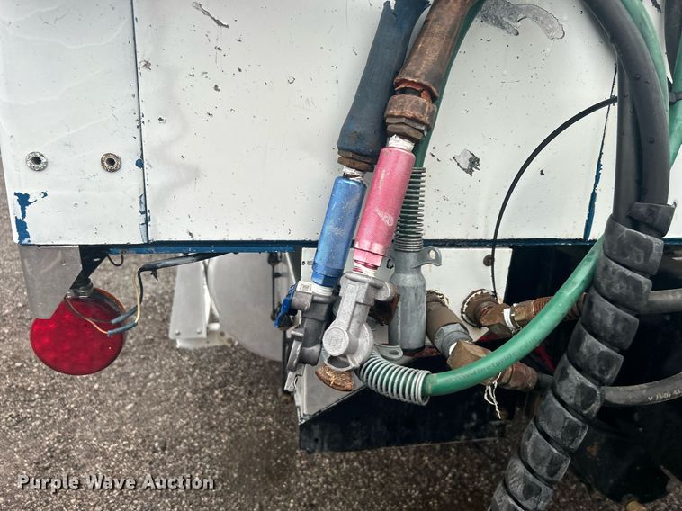 image for item OI9508 1994 Freightliner  FLD truck cab and chassis