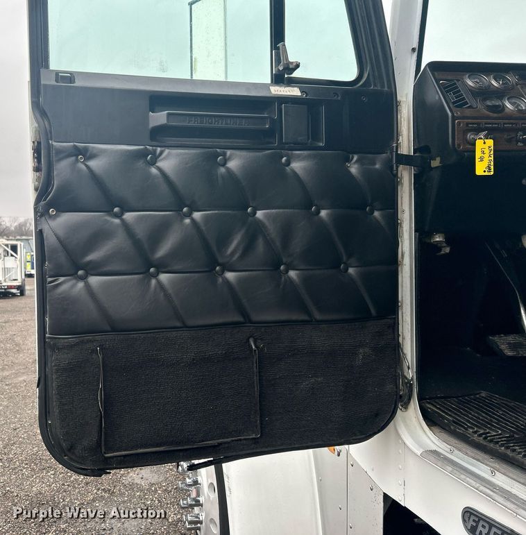 image for item OI9508 1994 Freightliner  FLD truck cab and chassis