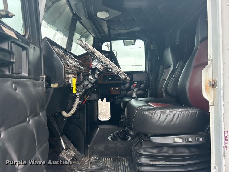 image for item OI9508 1994 Freightliner  FLD truck cab and chassis