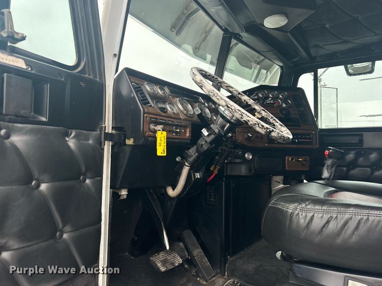 image for item OI9508 1994 Freightliner  FLD truck cab and chassis