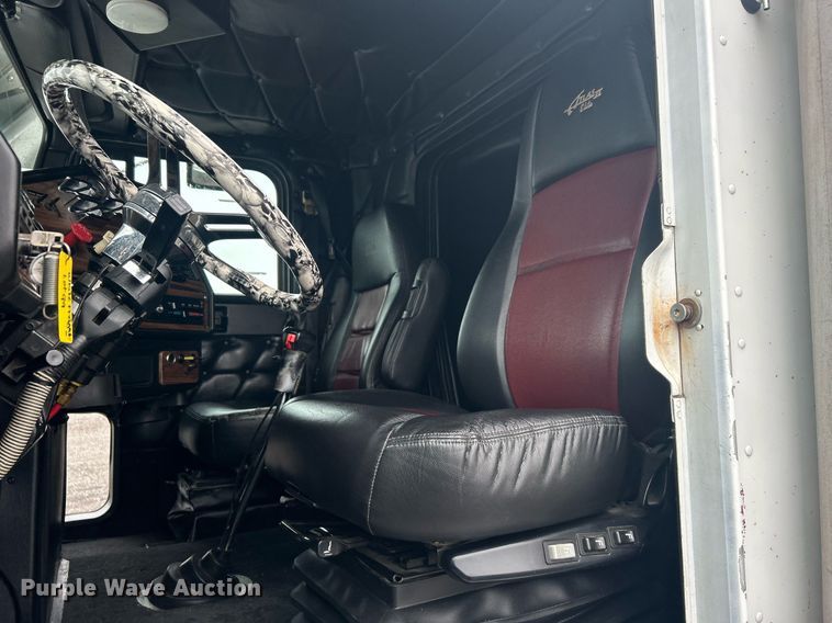 image for item OI9508 1994 Freightliner  FLD truck cab and chassis