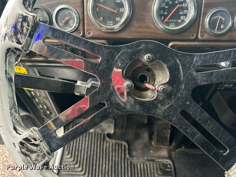 image for item OI9508 1994 Freightliner  FLD truck cab and chassis