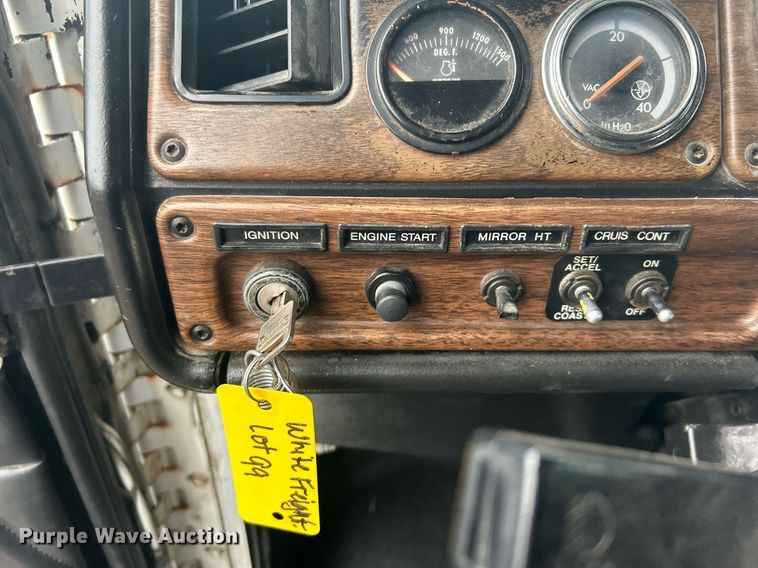 image for item OI9508 1994 Freightliner  FLD truck cab and chassis