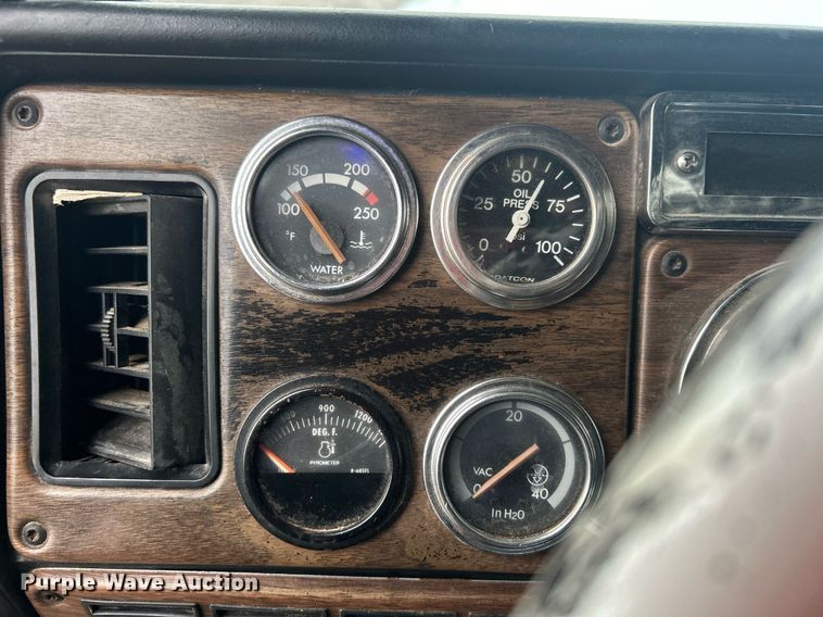 image for item OI9508 1994 Freightliner  FLD truck cab and chassis