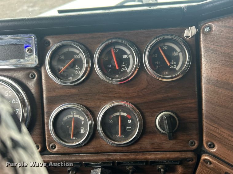 image for item OI9508 1994 Freightliner  FLD truck cab and chassis