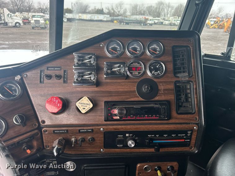 image for item OI9508 1994 Freightliner  FLD truck cab and chassis