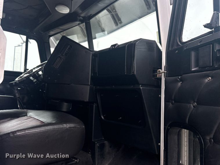 image for item OI9508 1994 Freightliner  FLD truck cab and chassis