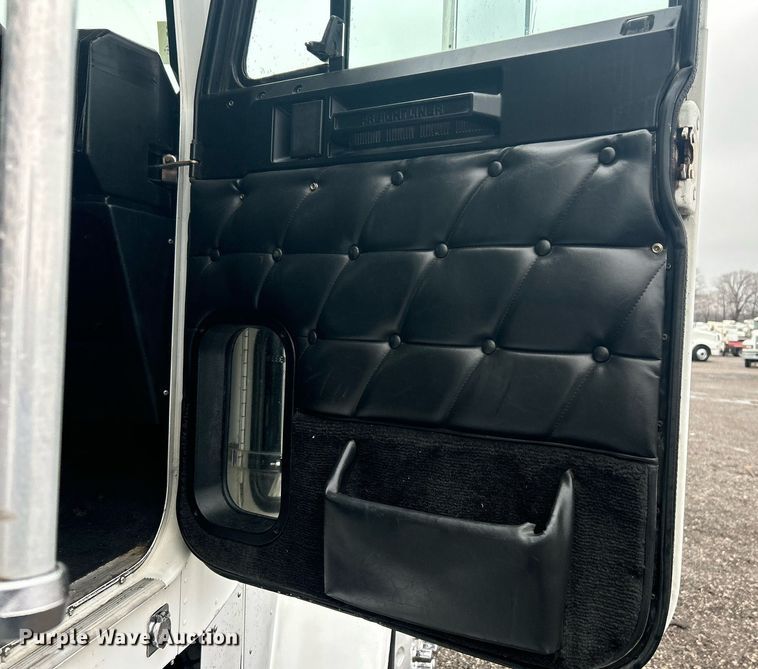 image for item OI9508 1994 Freightliner  FLD truck cab and chassis