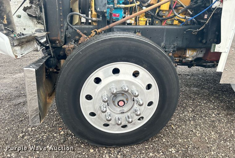 image for item OI9508 1994 Freightliner  FLD truck cab and chassis