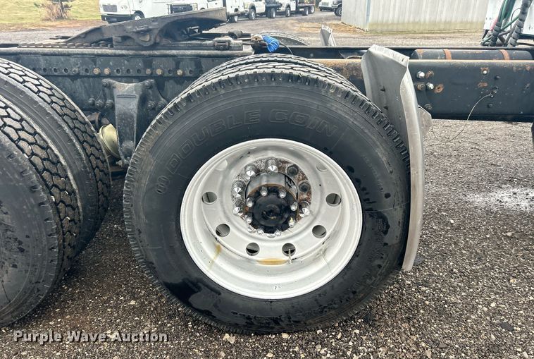 image for item OI9508 1994 Freightliner  FLD truck cab and chassis