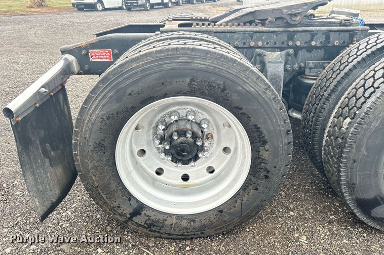 image for item OI9508 1994 Freightliner  FLD truck cab and chassis