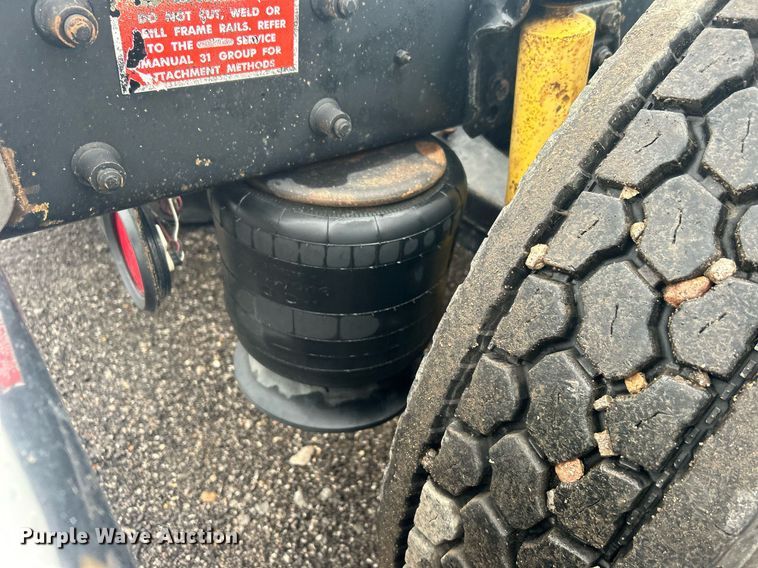 image for item OI9508 1994 Freightliner  FLD truck cab and chassis