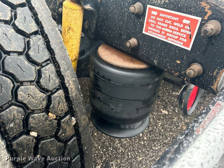 image for item OI9508 1994 Freightliner  FLD truck cab and chassis