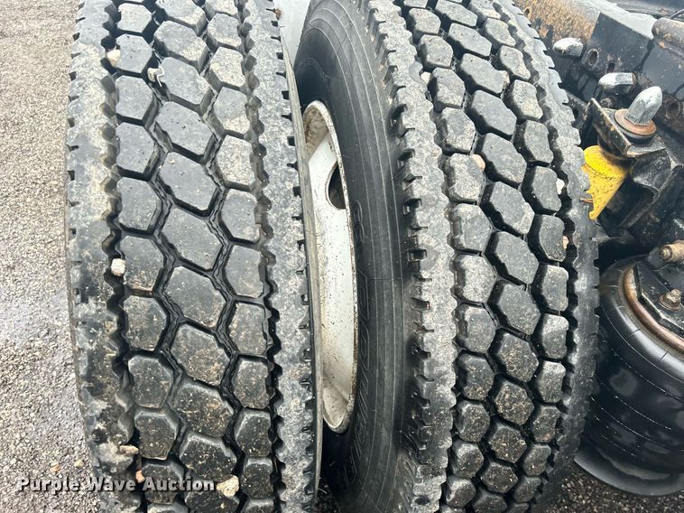 image for item OI9508 1994 Freightliner  FLD truck cab and chassis