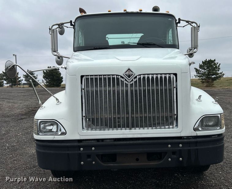 image for item OI9521 2005 International  9200i  semi truck