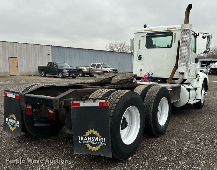 image for item OI9521 2005 International  9200i  semi truck