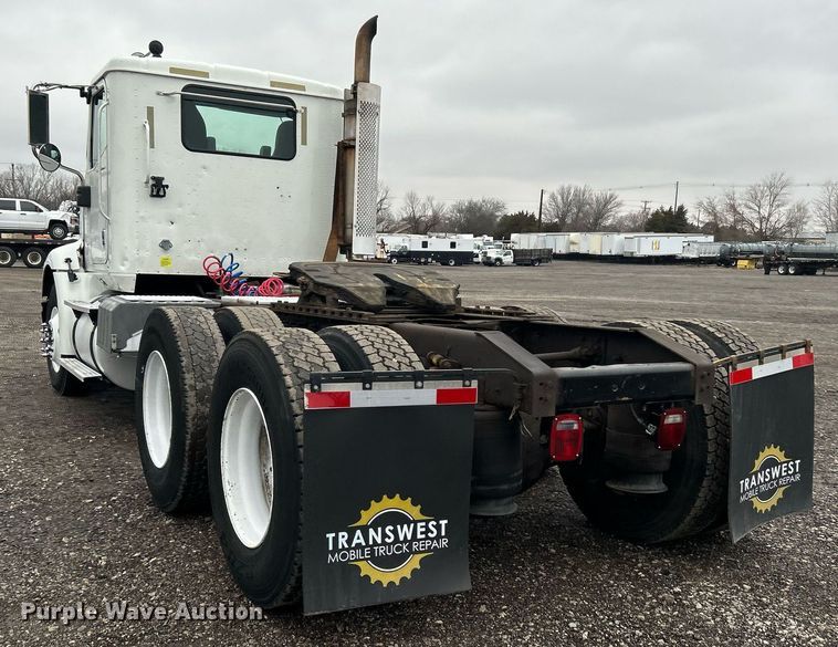 image for item OI9521 2005 International  9200i  semi truck