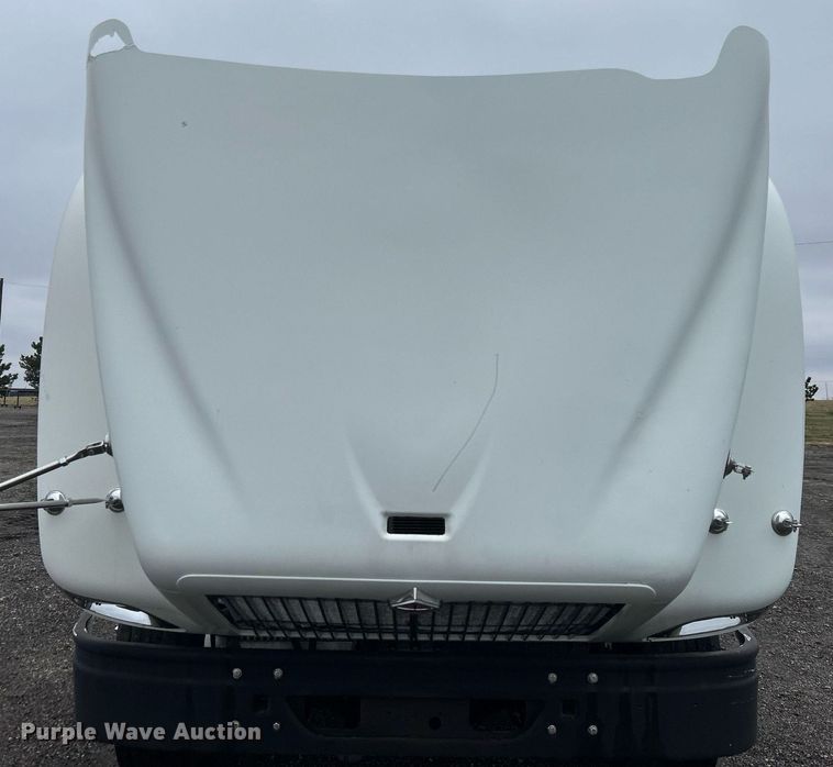 image for item OI9521 2005 International  9200i  semi truck